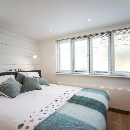 4 U With Private Parking *