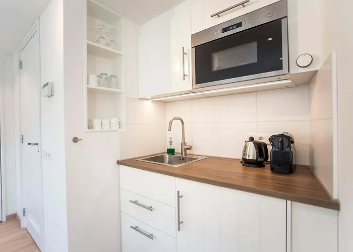 דירה 4 U With Private Parking *