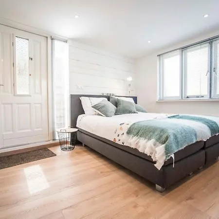 4 U With Private Parking Apartman