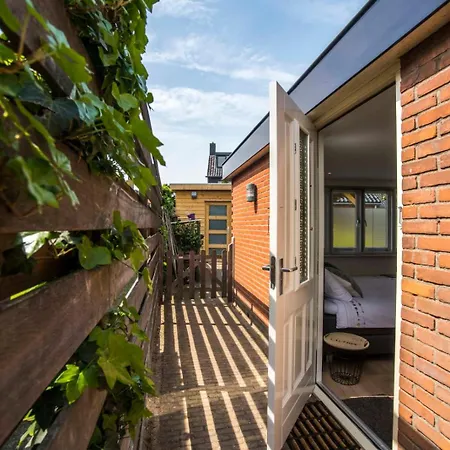 4 U With Private Parking Apartman *